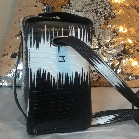 Cross body  purse - Picture 2 of 4